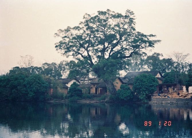 太平天国揺籃の地、金田鎮の1989年の姿。市場に沿って流れる紫荊水をのぞむ。