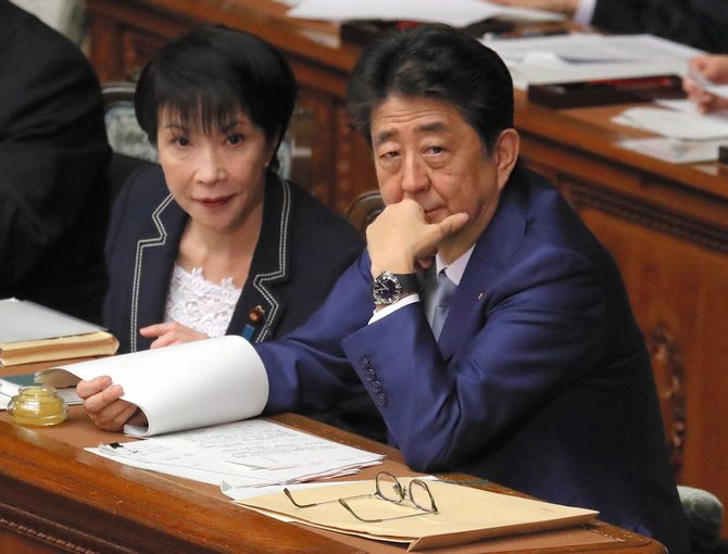 衆院本会議で立憲民主党の高井崇志氏の質問を聞く安倍晋三首相（右、当時）と高市早苗総務相（当時）、2020年2月13日、国会