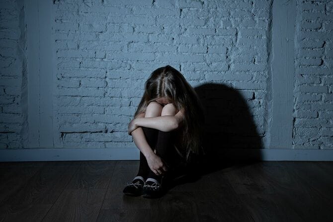 苦しんで悲しい絶望的な少女