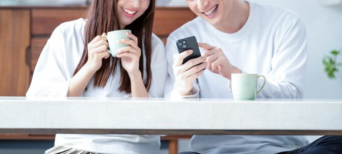 スマートフォンを見ている男女