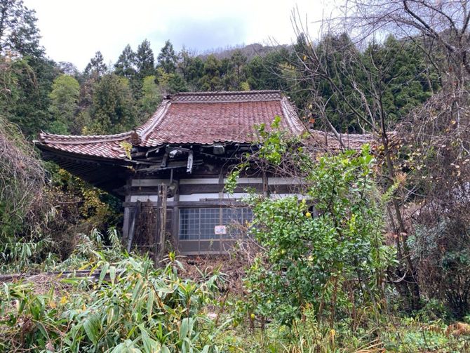 崩壊した空き寺（山陰地方）