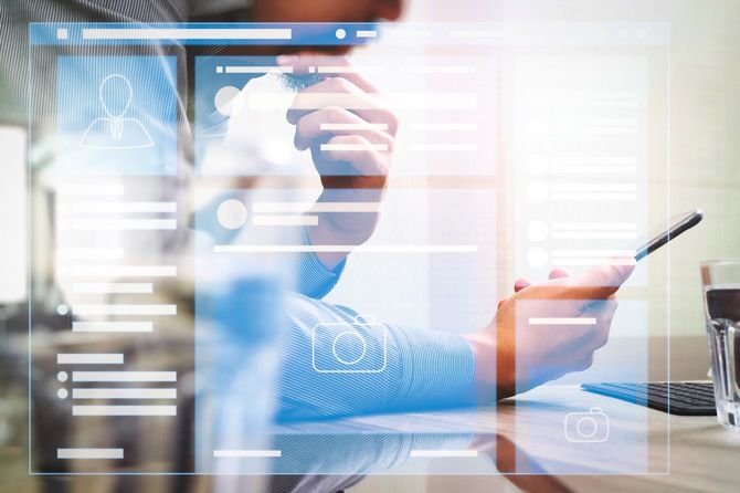 SNSのプロフページを見て思案している男性