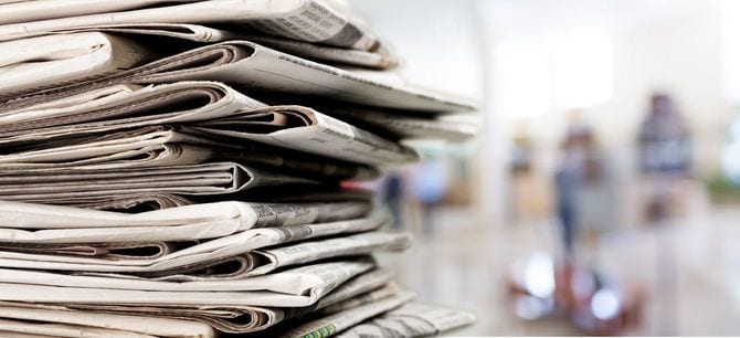 積み上げられた新聞