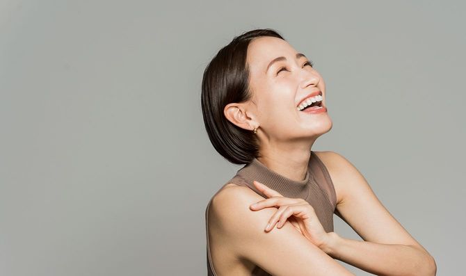 笑っている女性