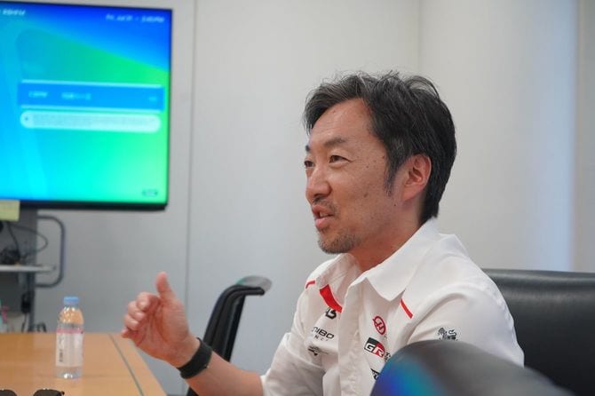 「世界に出て通用する仕事がしたい」と渡英当時を振り返る小松代表