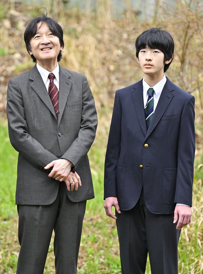 玉川大学を訪れ、ビオトープを見学される秋篠宮さまと長男悠仁さま