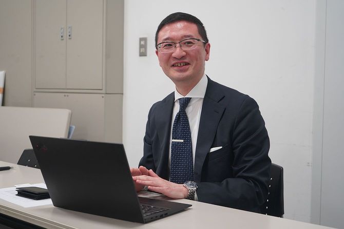 インタビューに応じる多田社長。仕事の相棒はエンジニア時代から慣れ親しんだThinkPad。