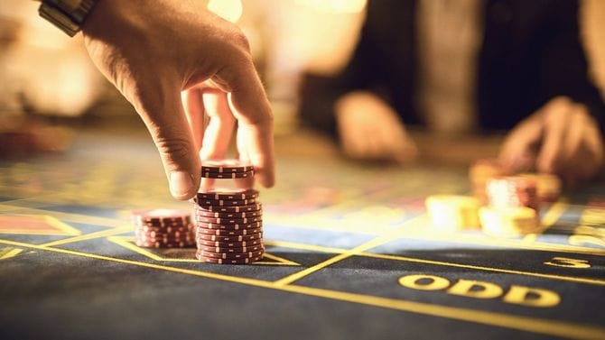 カジノでチップを積む手元