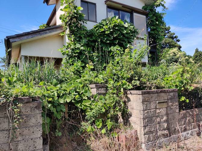 分譲地内に放置されている空き家