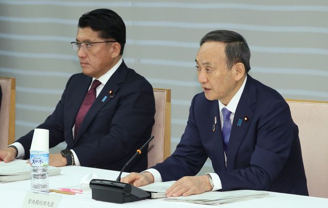 デジタル・ガバメント閣僚会議で発言する菅義偉首相（右）。左は平井卓也デジタル改革担当相＝2020年12月21日、首相官邸