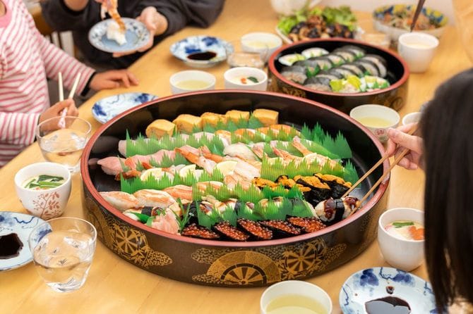 出前の寿司を囲む親族