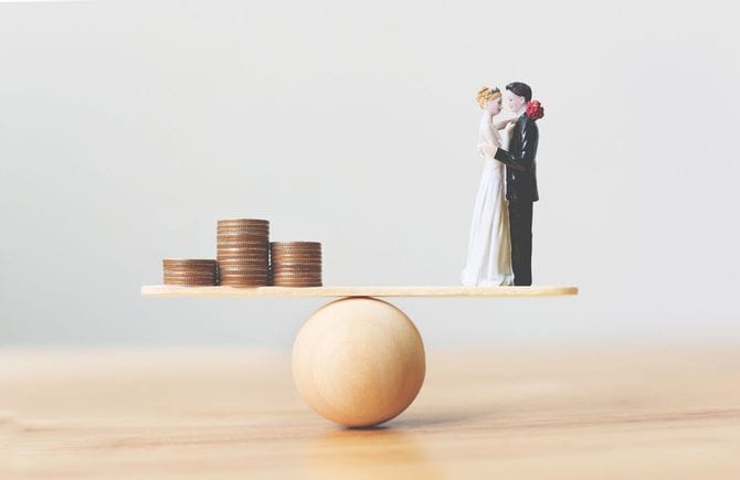 スケールの上で均衡がとれているお金と結婚