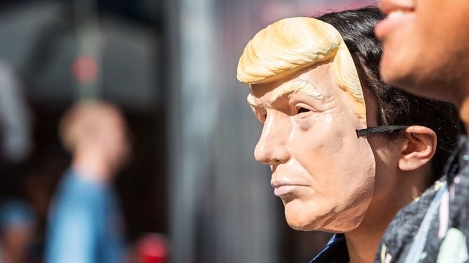 2017年10月21日アトランタのハロウィーンパレードでトランプの面をかぶる人