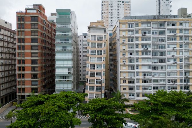 2度以上右側に傾いた中央のビル