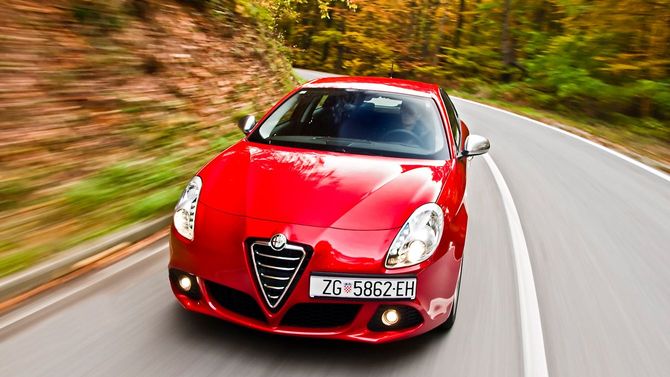 真っ赤なアルファロメオ・ジュリエッタ