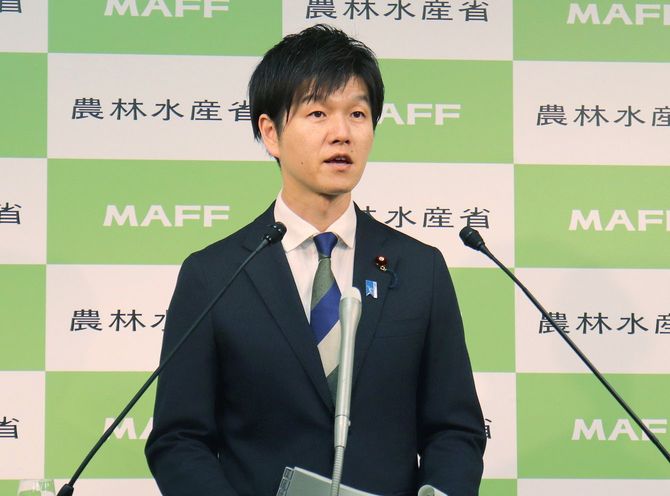 自治体向けに開催する「おこめ券」説明会について話す鈴木憲和農林水産相＝2025年11月28日、東京・霞が関の同省