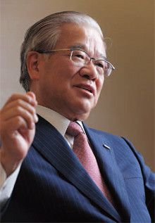 <strong>奥 正之</strong>●おく・まさゆき 1944年、長野県生まれ。68年京都大学法学部卒業、住友銀行入行。91年シカゴ支店長、92年国際業務部長、94年取締役、98年常務。2001年三井住友銀行発足により同行専務。05年頭取。08年よりパナソニック取締役も務める。