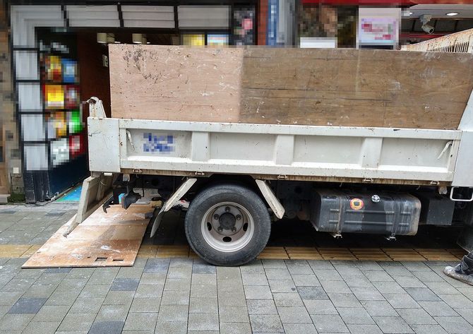 引っ越し、解体、廃業が多い