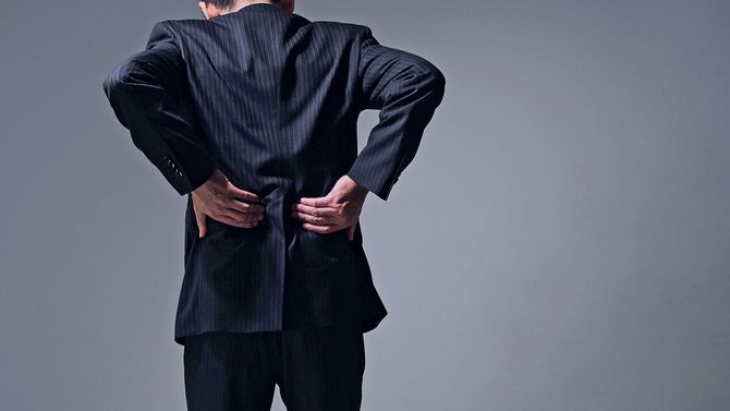 腰痛、緊張した背中、滑ったディスク、医療抽象的な概念