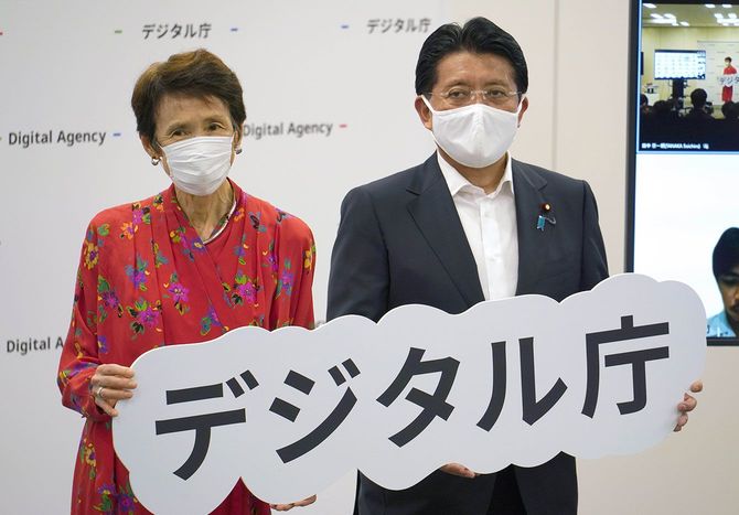 デジタル庁発足式で記念撮影に応じる平井卓也デジタル相(右)と石倉洋子デジタル監=2021年9月1日、東京都千代田区