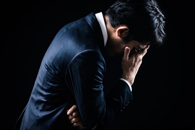 考え込んでいるビジネスマン