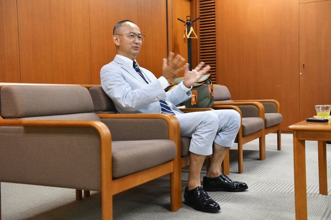 『文藝春秋』編集長の新谷学さん