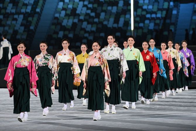 閉会式に登場した宝塚歌劇団（＝2021年8月8日、東京・国立競技場）