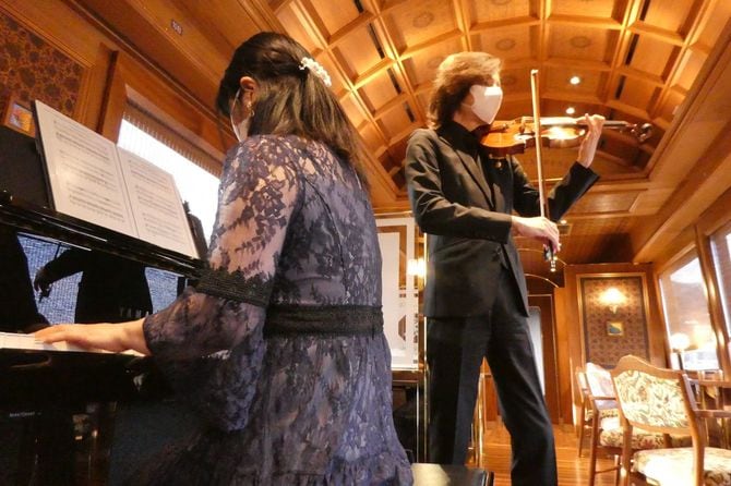 車内で行われる大迫氏とピアニストの生演奏