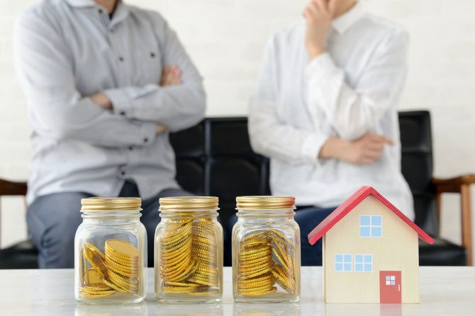 家のためのお金について考えている男女