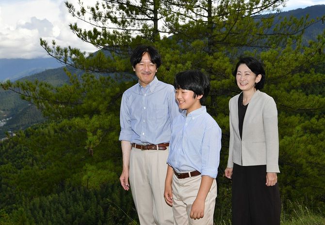 ティンプーの市街地を見渡せるハイキングコースを散策される秋篠宮ご夫妻と長男悠仁さま＝2019年8月20日、ブータン・ティンプー