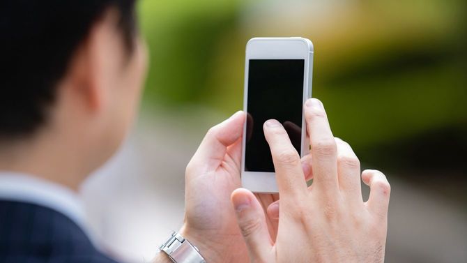 スマホを使用するビジネスパーソン