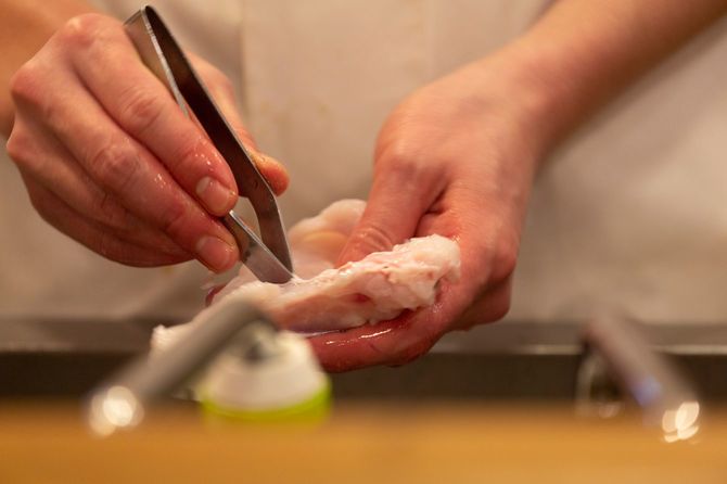 水仕事で赤くはれた手