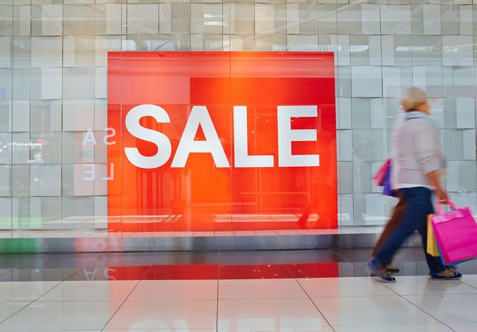 セールの文字が書かれた看板