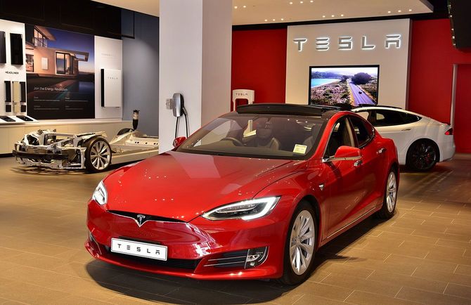オーストラリア、シドニーのマーティン・プレイスにあるテスラ販売店に展示されているテスラ・モデルS
