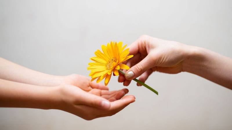 ホメられて｢とんでもないです｣はダメな典型…ホメた人を虜にする世界最高のホメられ返しフレーズ ｢ほめ言葉はプレゼント｣と考えて､リアクションを