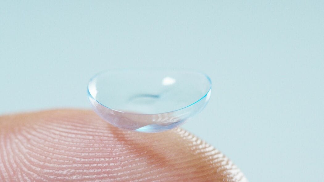 最悪の場合は失明､そうでなくても視力大幅低下…眼科医がコンタクトをつけたままの入浴は絶対NGと話すワケ タバコを吸う親の子供は強度近視になりやすい