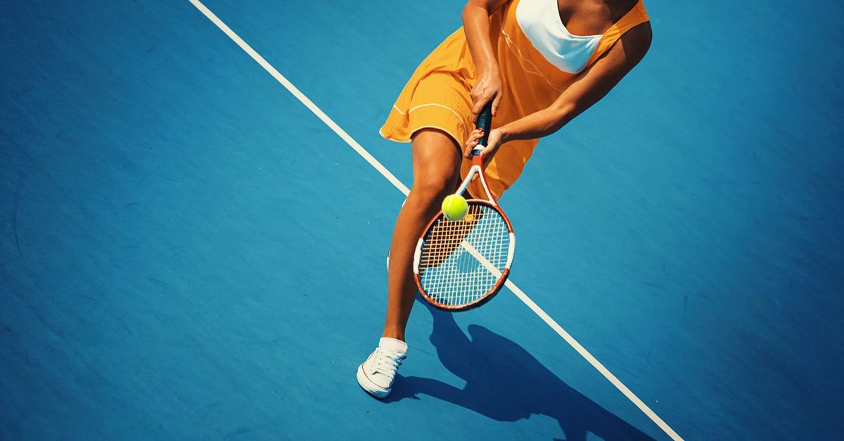テニスをプレー中の女性