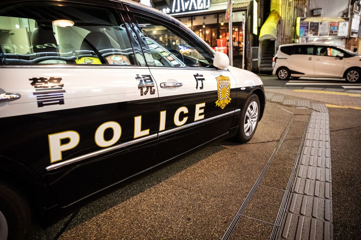 繁華街に停車中のパトカー