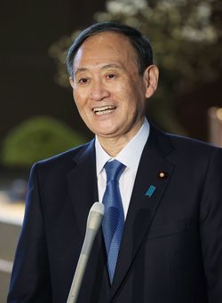 記者団の質問に笑顔で応える菅義偉首相＝2021年1月18日午前、首相官邸