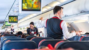 ｢なぜ目が細いの?｣とつり目ポーズ…機内での｢陰湿なアジア人差別｣に悩む日本人CAを救った同僚の｢一言｣