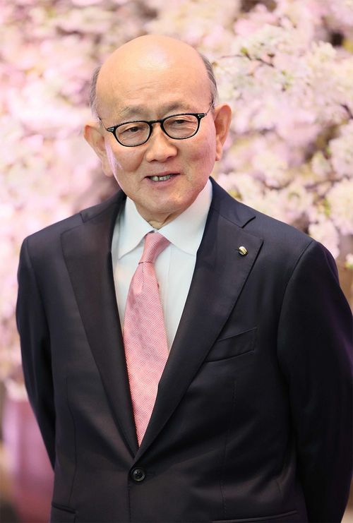 伊藤忠商事の入社式に出席し、取材に応じる岡藤正広会長=2023年4月3日、東京都港区