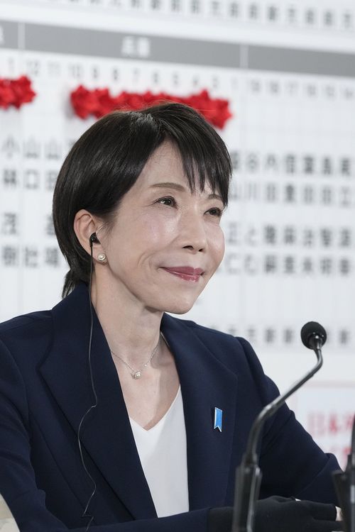 当確者の名前にバラを付ける自民党総裁の高市早苗首相（左から4人目）ら＝2026年2月8日、東京・永田町の党本部