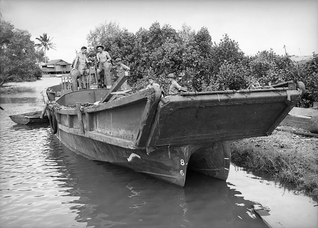 ニューギニア戦線ラビの戦いにおいてオーストラリア軍に鹵獲された「大発」。W字形状の船首船底や、引き上げられた二段式歩み板、フレームで補強された船体が明瞭に写っている。