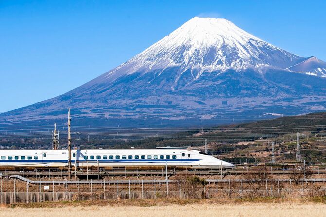 富士山の裾野を通過する新幹線