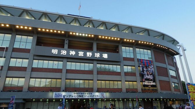 明治神宮野球場。2015年8月15日「ヤクルト×阪神」戦は「フジテレビONEスペシャルナイター」と題して行われた。