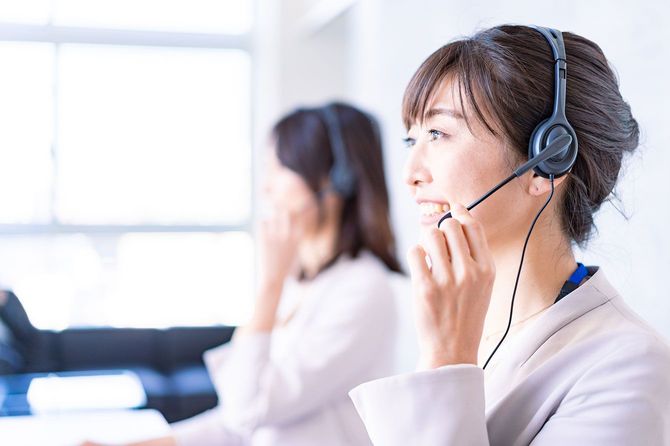 電話対応をするコールセンターのオペレーター