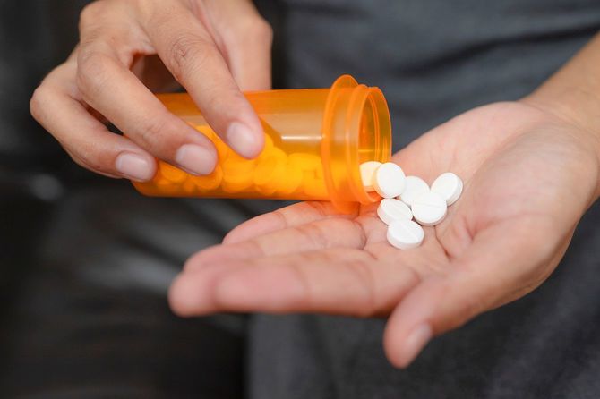 薬を手に取る女性