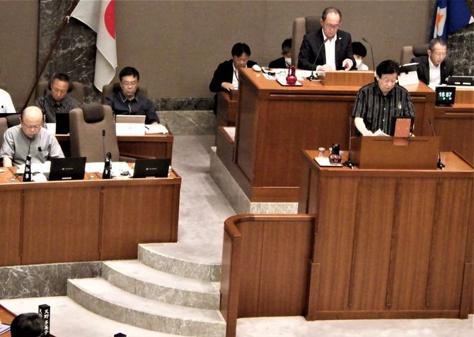 県議会でも田代ダム案の実現性を問題にした(静岡県議会本会議場)
