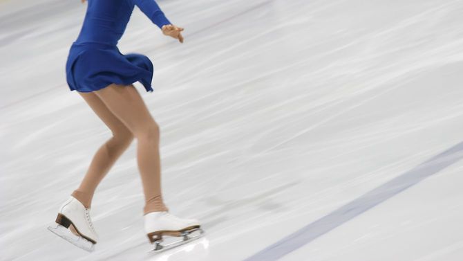 氷上のアイススケーター