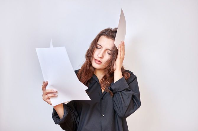 紙を見てショックを受ける女性